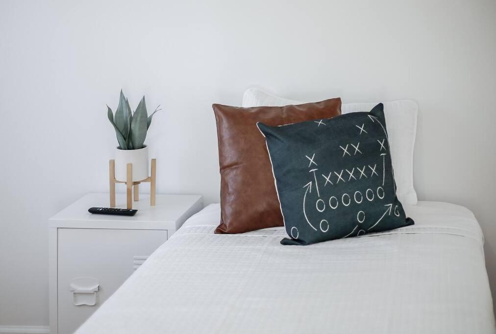End Zone Escape-Light And Bright Hof Village Home แคนตัน ภายนอก รูปภาพ